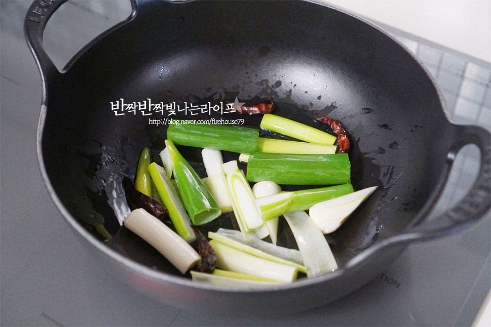 달군 냄비에 식용유 2 큰 술을 두르고 대파와 건고추(베트남 고추)를 볶아 향을 냅니다. 파가 향긋하게 향이 올라오면 마라탕 소스를 넣고 1~2분 함께 볶아요. 집에서 간단하게 요리할 수 있도록 시판용 소스가 잘 나오기 때문에 간단한 레시피로 요리할 수 있어요. 화자오, 팔각, 계피 등을 넣은 기름에 고춧가루와 두반장이 들어가 향이 진하고 입안이 얼얼한 매운맛이 나요. 종류에 따라 농도와 맛의 차이가 있으니 2/3분량을 넣어보고 간에 따라 조절해 주세요.