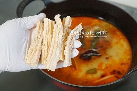 끓어오르면 불린 푸주와 당면을 넣어줍니다. 소시지와 버섯도 넣어줍니다. 당면과 버섯이 익으면 숙주와 청경채, 배추도 넣어줍니다. 채소가 들어가면서 어우러지는 감칠맛이 더 풍부해집니다. 소고기도 넣고 끓여줍니다. 고기는 얇은 두께로 금방 익기 때문에 거의 마지막에 넣어줍니다. 익으면 간을 맞추어 마무리해요.