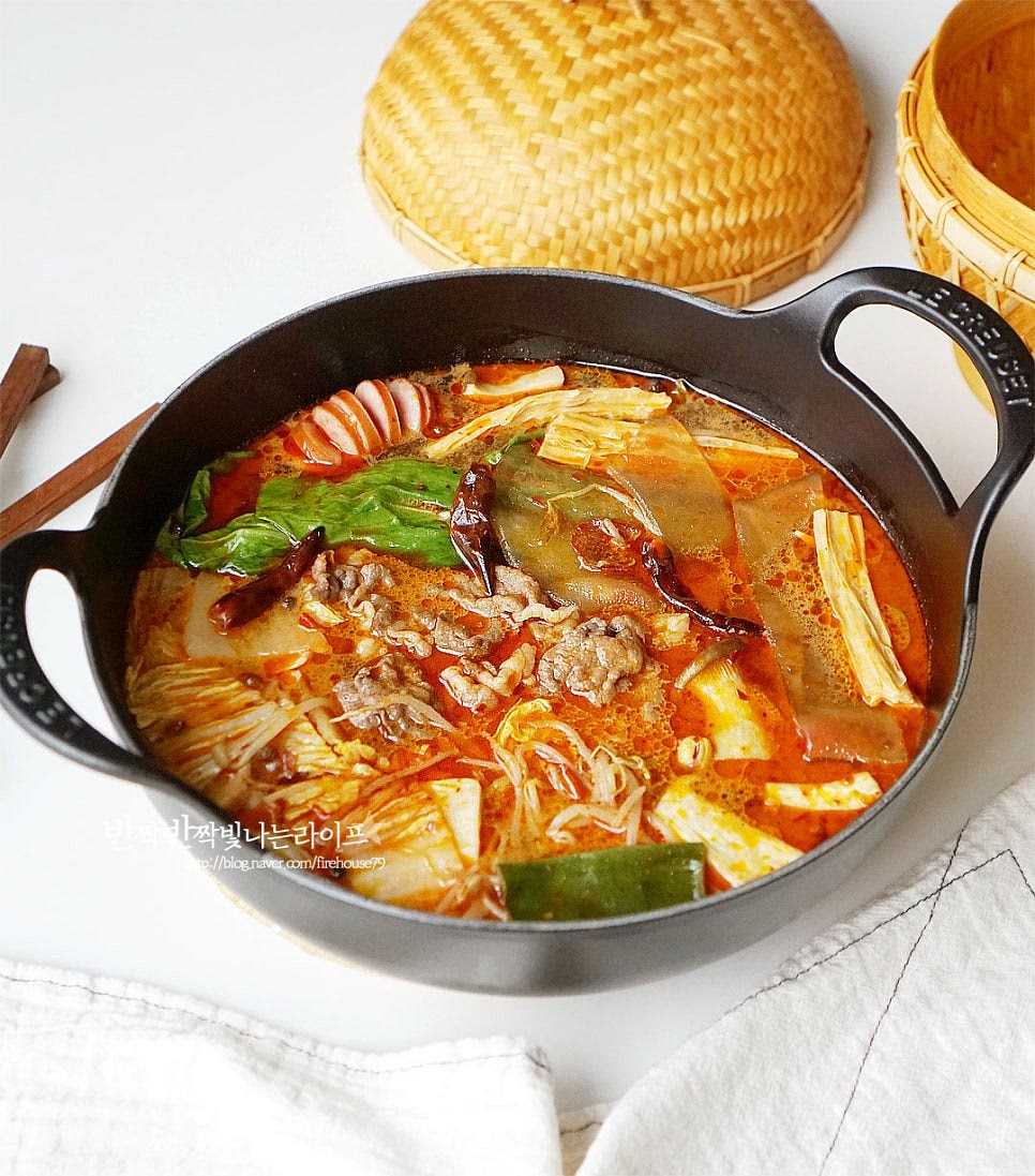 푸짐하게 끓여서 완성합니다. 계속 재료를 넣어가며 먹으면 훠궈로 즐길 수 있어요. 간에 따라 땅콩소스를 곁들여도 잘 어울립니다. 영상도 같이 담았어요. 기본적인 국물이 시판용 마라소스와 사골이라 그대로 먹어도 실패없는 맛인데다 재료까지 아낌없이 넣고 셀프로 만들어먹으니 맛이 없을 수가 없어요. 진한 국물은 입안을 얼얼하게 만드는 매콤함이 느껴지고 끓이면서 깊은 감칠맛도 좋아요. 집에서 마라탕 만들기 시판소스와 육수, 다양한 재료를 넣으면 간단한 레시피로 요리해 맛볼 수 있답니다. 맛있게 요리해드세요. 끄읕 !