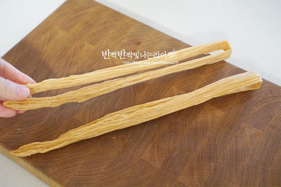 배추, 청경채, 대파와 같은 야채 얇게 썬 소고기나 돼지고기 새우, 피시볼 등의 해산물 당면, 옥수수면, 푸주와 같은 면사리 등 들어가는 재료가 다양하기 때문에 셀프로 요리할 때는 좋아하는 것으로 준비해주면 됩니다. 먼저 미리 불려두어야 하는 푸주는 말린 건두부로 알싸한 마라와 잘 어울려 훠궈나 마라탕에 빠지지 않는 재료이기도 합니다. 한입에 집어먹기 좋도록 가위로 자른 뒤 찬물에 2시간 이상 또는 따뜻한 물에 1시간 불려 부드럽게 해줍니다. 중국당면도 미리 물에 담가 불려줍니다. 긴 것과 둥근 것 두 가지를 준비했어요. 숙주는 깨끗하게 헹구어 물기를 털어 준비해요. 청경채는 밑동을 잘라 크기에 따라 2등분 하고 배춧잎도 반으로 길게 자른 뒤 한입에 먹기 좋게 썰어요. 대파는 길게 자른 뒤 5cm 길이로 자릅니다. 고기나 당면 종류도 맛있지만 기본적으로 채소도 다양하게 들어가야 국물 맛도 맛이 좋습니다. 버섯은 손가락 크기로 자르고 소시지는 칼집을 넣어줍니다. 새송이 이외에 양송이, 표고, 목이버섯 등 여러 가지 넣어도 좋습니다. 얇게 썬 차돌박이를 준비했는데 고기 종류는 입맛에 맞게 넣으면 됩니다. 새우나 오징어, 피시볼 좋고요.