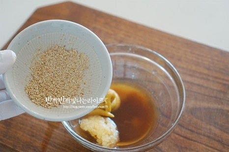 알싸하게 입맛 돋우는 겨자소스를 만들어요. 연겨자 1 큰 술, 식초 2~3 큰 술 황설탕 2 큰 술, 양조간장 1/2 큰 술 간 마늘 2/3 큰 술, 소금 한 꼬집 레몬즙 1 큰 술, 깨간것 1 큰 술 넣어줍니다. 겨자소스에 깨를 갈아 넣으면 고소한 맛이 깊게 어울리고 레몬즙을 짜서 넣어주면 상큼함이 풍부해요. 신맛과 단맛, 매운맛은 설탕, 식초, 연겨자를 조절하여 맞추어주세요. 입자가 고르게 풀어질 수 있게 섞어줍니다.