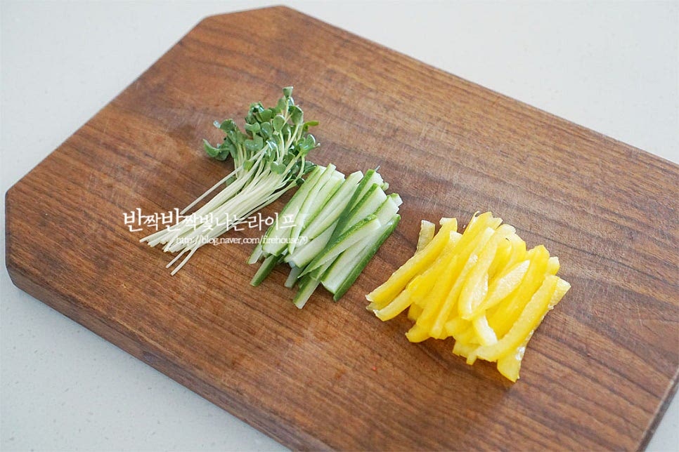 같이 먹었을 때 아삭한 식감이 좋은 부재료는 색색이 다채롭게 준비해 보았어요. 무순은 밑부분을 다듬어주고, 오이는 돌려 깎기 한 뒤 채 썰고, 파프리카는 심지를 제거하고 채 썰어요. 조화롭게 어우러질 수 있도록 잘게 채 썰어줍니다. 당근과 양파도 길이를 맞추어 자르고, 크래미도 채를 썰어줍니다. 맛살이나 크래미가 들어가면 잘 어울려요~ 손질한 새우는 끓는 물에 넣고 생강술(청주) 1/2 큰 술 뿌려 데쳐 익혀줍니다. 익힌 뒤 찬물에 헹구어 차갑게 준비해두어요.