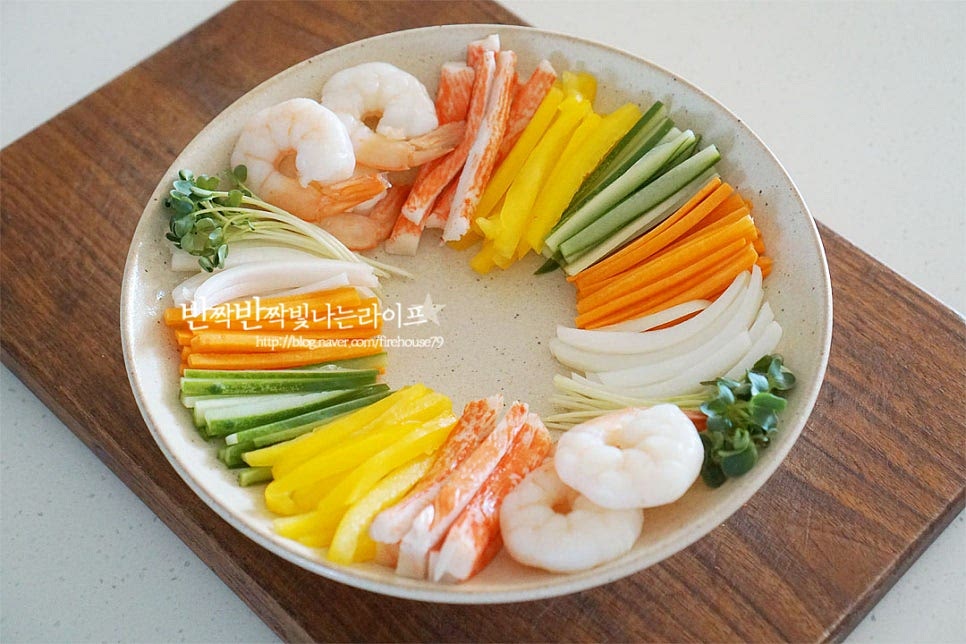 준비한 재료를 가운데를 중심으로 펼쳐 담아요. 이때 다채롭게 담아주면 좋습니다. 가운데로 차갑게 숙성해둔 해파리를 올려주면 완성입니다. 꼬들꼬들 아삭아삭 식감부터 맛이 좋은데요. 겨자소스는 조금씩 곁들여 농도를 맞추어 맛있게 버무려 먹음 된답니다. 영상도 같이 담았어요. 눈과 입이 즐거운 해파리무침은 상큼하게 입맛 돋우는 메인 요리 또는 손님 초대 음식으로도 푸짐하게 잘 어울린답니다. 해파리 손질만 해주면 나머지 재료를 채 썰어 소스와 준비해 주면 어렵지 않답니다. 해파리냉채 만드는 법 맛있는 요리 즐겨보세요^^ 끄읕 !