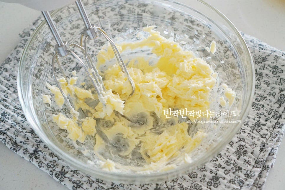 실온 상태의 버터는 부드럽게 풀어줍니다. 설탕을 2~3번에 나누어 넣고 섞어주어요. 설탕이 크림화가 되면서 부피가 늘어나고 연한 아이보리색이 된답니다.