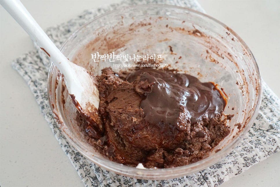 생크림, 물엿, 초콜릿을 전자레인지 20~30초 돌려 녹여준 뒤 반죽에 넣고 섞어줍니다. 초콜릿을 넣어 만들어 진한 초코 파운드 깊은 풍미를 내어 줄 것이에요. 골고루 섞어 반죽을 완성해요.