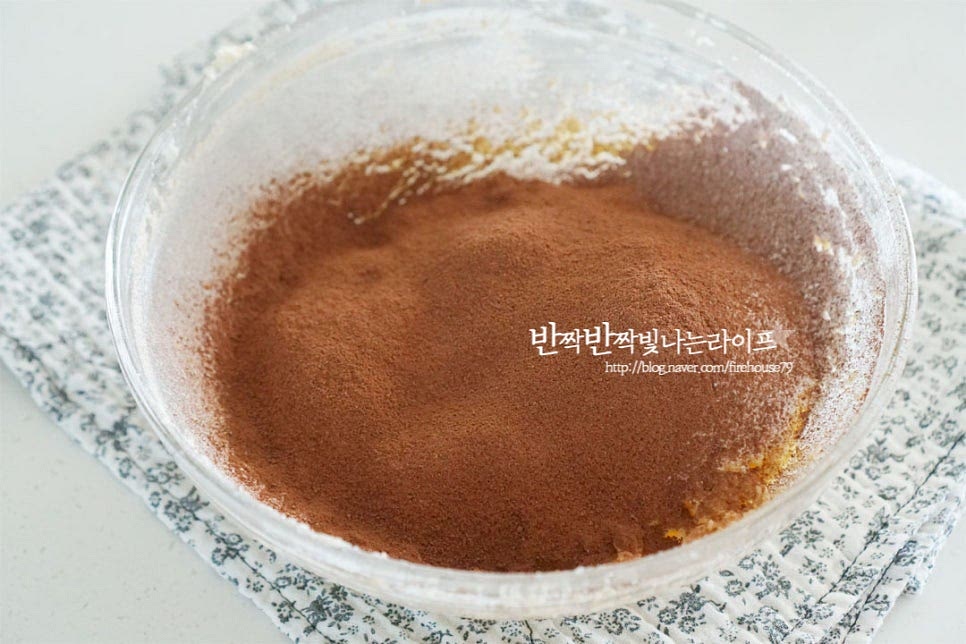 코코아 파우더(무당), 박력분, 베이킹파우더를 곱게 체에 내려줍니다. 체에 내려주어야 케이크의 식감이 더 부드럽고 촉촉해요. 주걱을 11자로 세워 어우러지도록 해줍니다. 80% 정도 섞어줍니다.