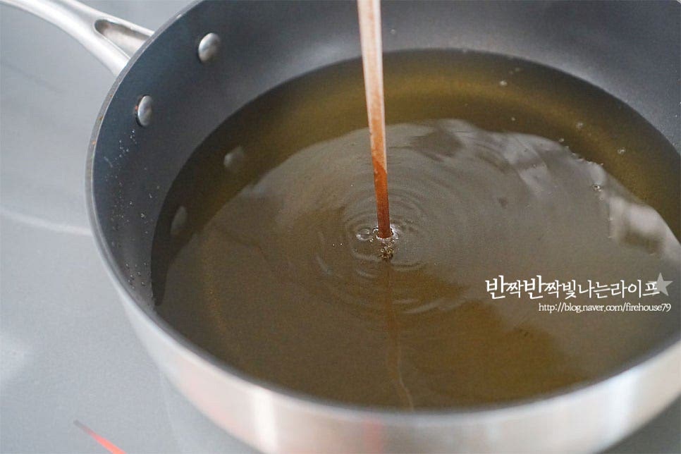 팬에 기름을 자작하게 넣고 예열해 줍니다. 젓가락에 반죽을 약간 묻혀 넣었을 때 지글지글 튀겨지면 적당한 온도입니다. 튀김옷을 얇게 입힌 뒤 달군 기름에 넣어줍니다. 서로 붙지 않게 살살 저어가며 튀겨줍니다. 갓 튀겨서 먹는 것은 한 번 튀겨도 바삭하지만 한번 튀긴 뒤 기름을 정돈하고 한번 더 튀겨주시면 바삭함이 지속됩니다. 두께에 따라 4~5분 정도 튀겨주시면 먹기 좋게 익어요. 튀김망에 올려 기름을 빼주고 공기가 통하도록 올려주세요. 튀김은 갓 튀겨서 뜨거울 때 먹음 가장 맛이 좋죠~ 겉은 바사삭하면서 속은 달달한 게 고구마는 언제나 실패가 없어요. 영상도 같이 담았어요. 노릇하게 튀겨서 먹음 식감과 맛, 영양 삼박자가 딱 맞는 맛이에요. 아이 간식이나 술안주로도 딱 좋고요~ 고구마튀김 만들기 맛을 살려 요리해 드세요^^ 끄읕 !