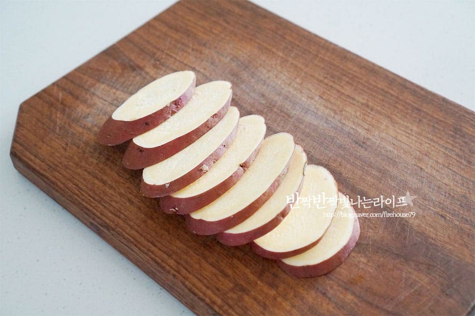 고구마는 품종에 따라 맛과 향이 조금 다른데요. 입맛에 맞는 걸로 준비해 주세요. 저는 밤고구마로 요리했어요. 먼저 주방용솔로 문질러 씻어준 뒤 물기를 제거해 줍니다. 그리고 일정한 두께로 슬라이스하여 주어요. 너무 두꺼우면 익히는 데 시간이 걸리기 때문에 얇게 적당한 크기로 썰어주는데요. 0.3~0.5cm 두께로 얄팍하게 썰어줍니다. 큰 볼에 물을 부어 서너 번 헹구어 전분기를 제거하여 줍니다. 그럼 더 바삭하게 만드실 수 있어요. 물기가 있으면 튀길 때 튀어 오를 수 있으니 키친타월로 물기는 꼼꼼하게 제거해 줍니다. 신랑은 껍질째 먹는 것을 좋아하고 아이는 껍질 벗긴 걸 좋아해서 반반 나누어 잘라주었어요. 껍질에도 영양이 있어 같이 튀겨드시면 좋은데 아이들 먹을 것은 벗겨도 좋습니다.