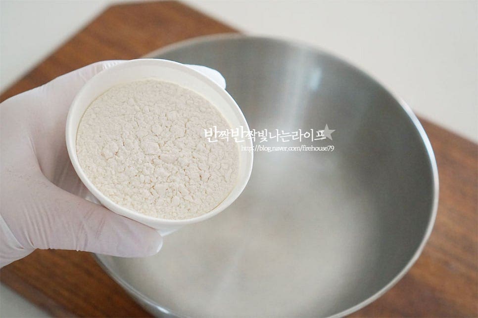 고구마 튀김반죽 만들기 비율만 알면 그에 맞게 농도를 조절해 주시면 되어 어렵지 않아요. 보통 튀김가루 1 : 물 1로 잡아주시면 되는데 능숙하지 않다면 농도를 한 번에 맞추지 않고 절반 정도 맞춘 뒤 부족한 농도를 조절해 주시는 것도 좋아요. 반죽이 차가우면 뜨거운 기름과 만나 바삭함이 더 맛있게 튀겨지는데요. 얼음을 넣어 물을 차갑게 하여 넣어주었어요. 찬물을 넣으면서 얼음 세 조각 같이 섞어주었어요. 얼음을 넣으면 차가움은 유지되지만 농도가 묽어지기 때문에 튀기는 동안 너무 묽어지면 농도를 맞추어 주셔야 합니다. 반죽은 너무 많이 저어주면 글루텐이 생기기 때문에 가볍게 저어 섞어주세요. 반죽 농도는 되직하지 않으면서 적당히 묽어야 튀김옷이 두껍게 입혀지지 않고 얇고 바삭바삭해요.