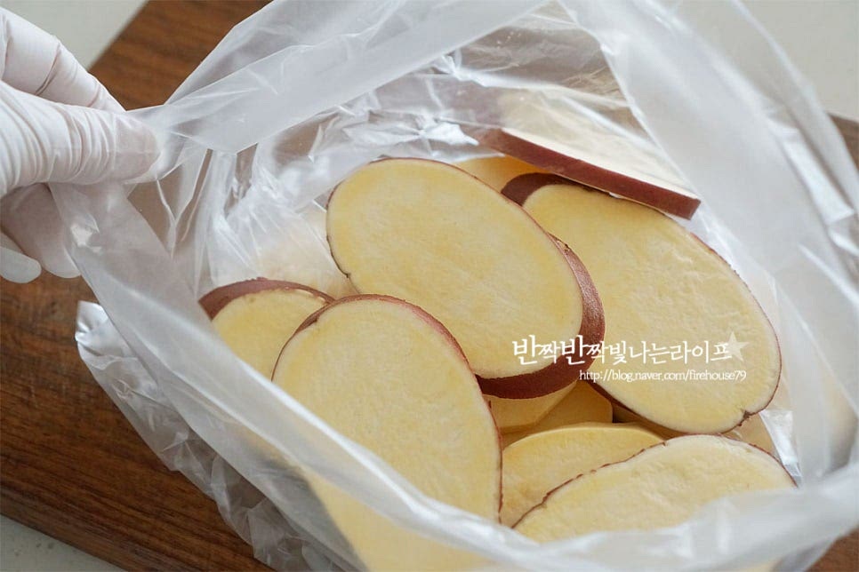 튀김 반죽이 잘 어우러질 수 있도록 가볍게 밀가루를 입혀줍니다. 비닐팩에 넣고 살살 흔들어주면 주변에 가루 날림 없이 보다 손쉽게 입힐 수 있어요. 밀가루를 한번 입혀주면 반죽이 잘 어우러져 튀김옷이 분리되지 않도록 해주는데요. 그렇다고 너무 두꺼우면 맛이 없으니 얇고 고르게 묻혀 털어주세요.