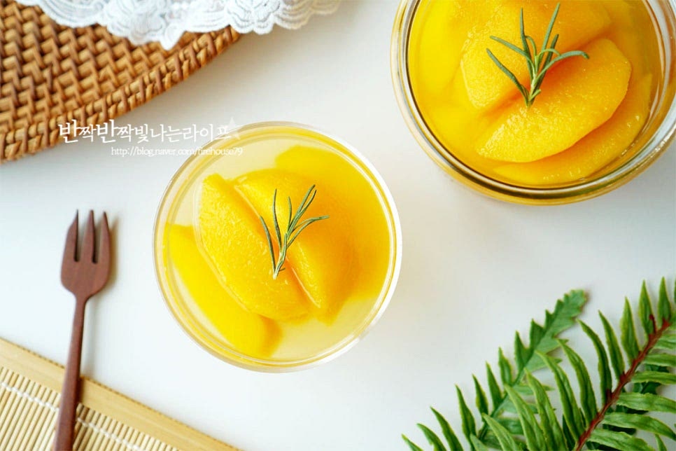 소독한 유리면에 담아서 완성합니다. 실온에서 식힌 뒤 냉장고에 하루 정도 차갑게 숙성해서 먹으면 맛은 물론 식감과 향이 깊어집니다. 부드러운 복숭아조림 과육을 건져먹어도 맛있고 시원하고 달달한 국물까지 같이 먹으면 추억의 복숭아병조림 맛이에요. 설탕, 물, 레몬즙 세 가지 재료로 간단하게 만들면 맛없는 복숭아도 달콤하게 맛볼 수 있어요. 얼음 동동 띄워 간식이나 디저트로 맛있게 만들어드세요. 끄읕 !