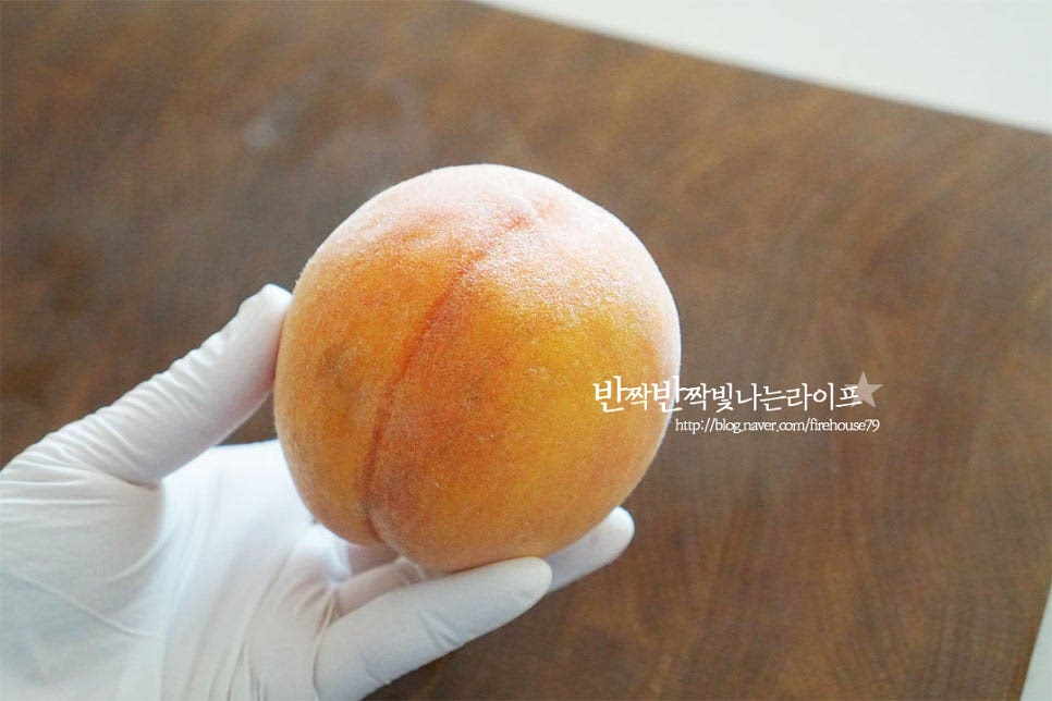 황도는 늦여름까지 나오기 때문에 끝물까지 맛볼 수 있죠. 한 손에 넉넉하게 쥐어지는 정도의 크기로 3개를 준비했습니다. 껍질에 털이 많은 과일이기 때문에 베이킹소다로 문질러 물에 담가 깨끗하게 세척해 줍니다. 껍질까지 활용하여 조림물을 만들어줄 것이라 세척은 꼼꼼하게 해주세요.