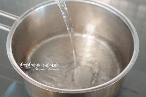 재료가 담길 정도의 크기의 냄비에 물 300ml를 붓고 잘라둔 껍질을 넣어줍니다. 껍질을 넣고 만들면 달콤한 향도 진하고 색도 은은하게 우러나 맛이 좋습니다. 껍질을 넣고 끓어오르면 건져내어줍니다. 이대로도 단맛이 우러납니다. 설탕 100ml를 부어줍니다. 과일의 당도에 따라 설탕량으로 단맛을 조절해주면 되는데요. 물 3 : 설탕 1 비율 또는 2:1 비울로 만들어주면 됩니다.