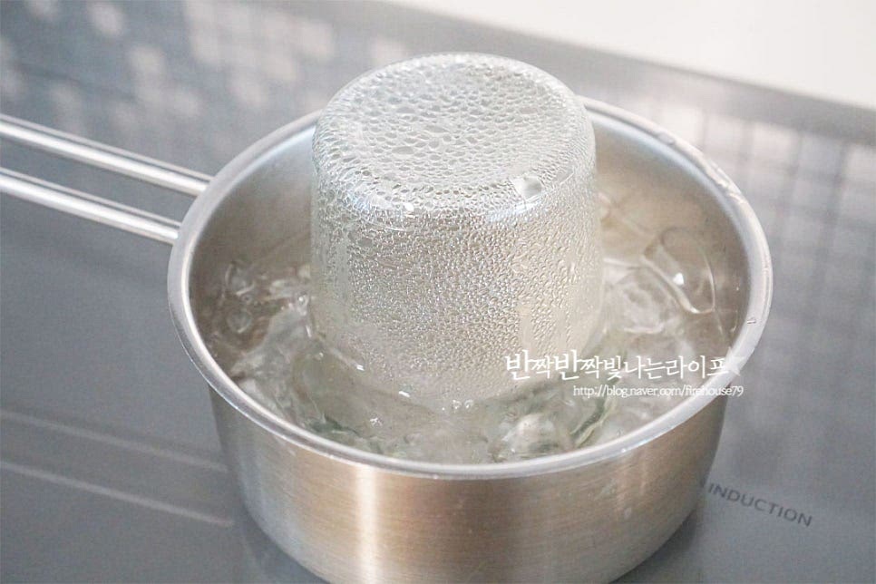 보관할 유리병은 열탕소독해 물기를 모두 건조해서 준비합니다.