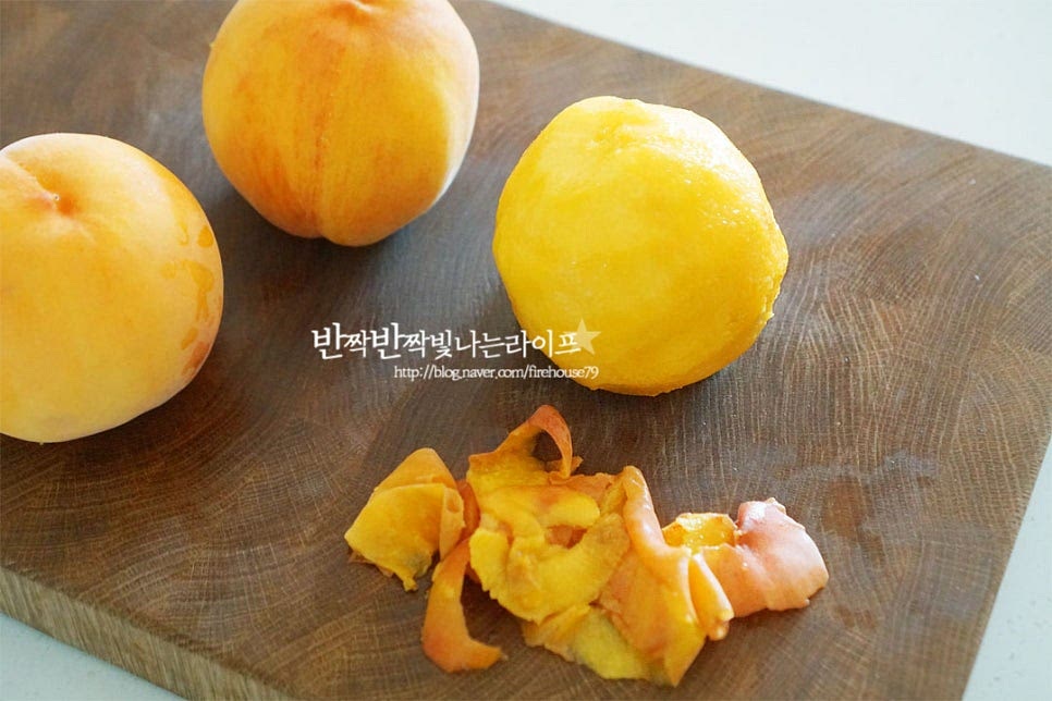 세척 후 물기를 제거한 뒤 껍질을 깎아줍니다. 부드러운 편이라 깎으면서 껍질을 살짝 벗겨주었습니다. 동그란 모양을 따라 껍질을 깎고 따로 담아둡니다. 칼이 씨에 닿도록 칼집을 넣고 반달 모양으로 하나씩 잘라줍니다. 대략 10등분 정도로 일정하게 잘라줍니다. 복숭아통조림으로 먹던 모양대로 썰어주면 됩니다.