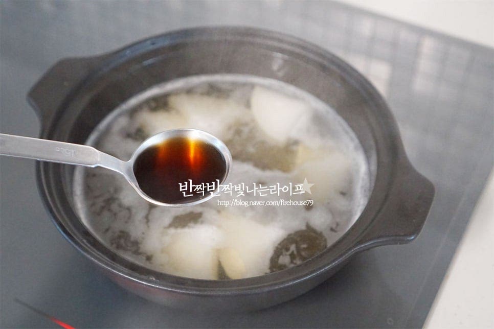 냄비에 멸치 다시마 육수와 무를 넣고 무가 투명해지기 시작하면 국간장 1 큰 술, 쯔유 1 큰 술 다진 마늘 1 큰 술, 맛술 1 큰 술 넣어줍니다. 쯔유는 농축 정도에 따라 양을 가감하여 주세요. 팔팔 끓으면 유부와 버섯을 넣어요. 유부는 속재료를 익히지 않고 즉석으로 만들어 넣어주었기 때문에 먼저 넣고 익혀주었습니다. 유부가 2/3 정도 익으면 어묵꼬치를 넣고 같이 끓여요. 재료가 모두 익으면 대파를 넣어줍니다. 부족한 간은 소금, 후추로 더해주세요. 고추를 넣고 마무리해 줍니다. 재료의 맛이 우러난 감칠맛 진한 국물과 건져먹는 즐거움이 있는 유부와 어묵 뜨거울 때 호호 불어먹는 맛이 별미에요. 영상도 같이 담았어요. 온 가족이 둘러앉아 먹기 좋은 유부주머니전골~ 매콤하게 드시고 싶다면 청양고추나 건고추를 넣어도 좋고, 오뎅을 종류별로 더 넣으셔도 좋아요. 참고로 유부주머니 안은 뜨거우니 조심해서 드시는 게 좋습니다. 유부주머니 만들기 맛있는 어묵탕까지 즐겨보세요^^ 끄읕 !