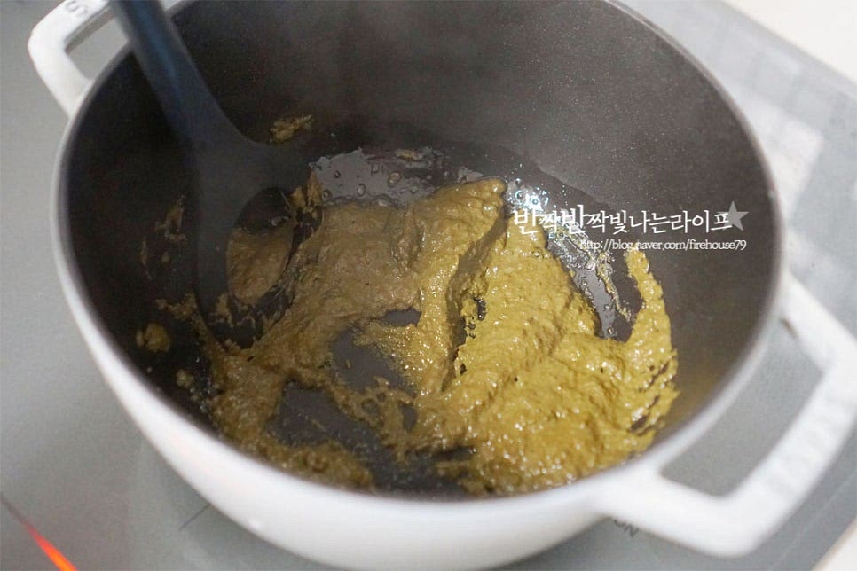 냄비에 참기름 2 큰 술을 두르고 손질한 전복 내장을 넣고 볶아줍니다. 재료가 어우러지도록 2~3분 정도 볶아주세요. 참기름에 볶으면 비린 맛도 잡고 구수하게 맛을 더해줍니다. 타지 않게 불을 조절하여 볶다가 불린 찹쌀을 넣고 함께 볶아주세요. 쌀알이 약간 투명 빛이 돌면 다시마 육수를 부어줍니다. 찹쌀의 5~6배 정도 물을 잡아주면 됩니다. 양에 따라 충분히 잠길 정도로 부은 뒤 중간에 추가로 넣어주셔도 됩니다. 찹쌀이 눌어붙지 않게 저어가며 끓입니다. 익으면서 농도가 점점 걸쭉해지고 퍼집니다. 찹쌀이 퍼지고 육수가 절반 이상 졸아들면 참치액 2 작은 술을 넣고 간을 해줍니다. 국간장을 넣어도 좋습니다. 참치액으로 부족한 간은 소금으로 해주세요. 간이 맞추어지고 부드럽게 익으면 전복살을 넣어줍니다. 마지막에 넣어 풍미를 더하며 식감을 부드럽게 익혀줍니다, 5~6분 정도 끓인 뒤 전복내장죽 끓이는법 마무리 완성합니다.