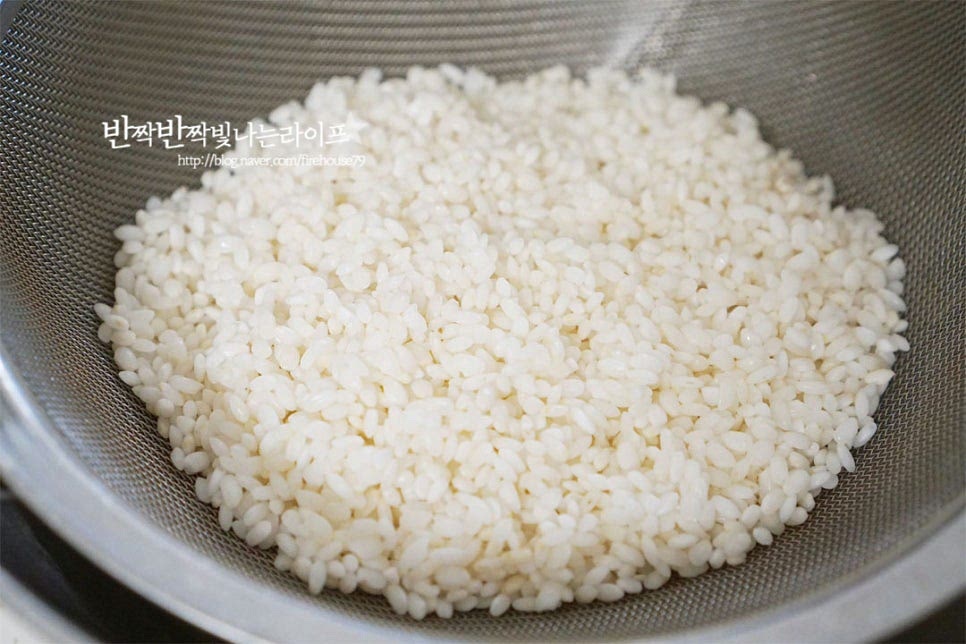 찹쌀 또는 맵쌀 1컵을 준비합니다. 여름이라 몸을 따뜻하게 해주는 찹쌀을 넣고 끓였어요. 두 가지를 섞어서 넣어도 좋고 한 가지만 넣어도 됩니다. 깨끗하게 씻은 뒤 30분 이상 불려주었습니다.