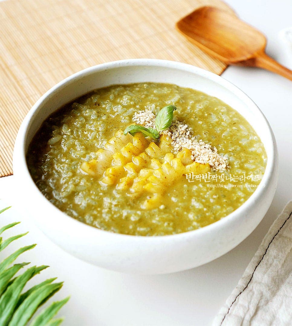 완성된 전복죽을 푸짐하게 담은 뒤 전복살과 깨소금을 올려줍니다. 마지막에 참기름 약간 떨어뜨려도 고소해요. 영상도 같이 담았어요. 전복죽 끓이는법은 쫄깃한 전복살과 함께 녹진한 내장을 넣고 고소하게 만들었어요. 재료 손질한 뒤 뭉근하게 끓이면 어렵지 않게 만들 수 있어요. 전복죽을 맛있는 레시피로 든든하게 만들어 챙겨드세요. 끄읕 !