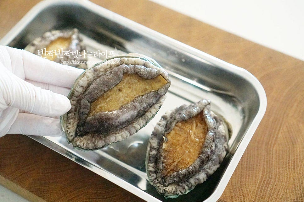 전복은 크기가 적당히 큼직한 100g 내외로 3마리를 준해주었습니다. 내장이 많이 들어갈수록 전복내장죽 끓이는법 맛과 향이 진해서 버터구이하고 소분해두었던 것을 더해서 녹진하게 죽을 끓였습니다. 주방용 솔로 문질러 씻어줍니다. 이때 너무 세게 문지르면 살이 부서지니 겉의 이물질이 씻길 정도로 살짝 문질러 제거해 주세요. 살과 껍데기를 분리해 주는데요. 껍질에 동그란 홈이 있는 부분이 입이 있는 쪽으로 숟가락이나 칼을 넣어가며 분리합니다. 신선한 것은 분리하기 어려울 수도 있는데 뜨거울 물을 껍질에 부어주면 보다 손쉽게 분리할 수 있습니다. 분리한 뒤 뒤집어보면 내장이 붙어 있어요. 내장을 분리하고 모래주머니도 제거해 줍니다. 이빨 부분도 잘라내어주세요. 부드럽게 먹기 좋도록 칼집을 넣은 뒤 편으로 썰어줍니다. 먹는 식감이 있게 편 썰어주었는데 잘게 다져 썰어 넣어주셔도 좋습니다. 내장은 따로 담아서 블렌더로 곱게 갈아줍니다. 전복내장죽 끓이는법 팁~ 다져서 넣어도 되지만 갈아서 넣으면 더 진하게 끓일 수 있어요.