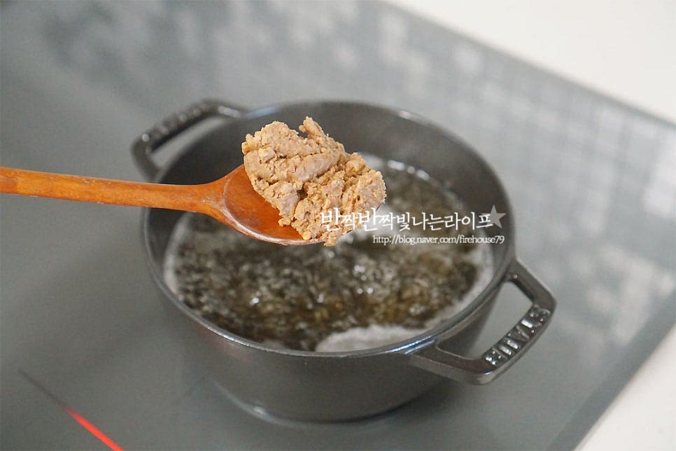 멸치 다시마 육수가 팔팔 끓으면 된장 1½ 큰 술 넣고 풀어줍니다. 된장은 염도에 따라 가감해 주셔야 짜지 않고 구수하게 끓일 수 있어요. 국물을 더 깔끔하게 드시려면 된장을 체에 한번 걸려주시면 됩니다. 된장을 풀고 다시 끓어오르면 끓는 타이밍에 바지락을 넣어줍니다. 해물은 팔팔 끓을 때 넣어야 비린내가 나지 않아요~ 다진 마늘 1/2큰술 같이 넣어줍니다. 조개가 입을 하나둘 벌리기 시작하면 냉이를 넣어줍니다. 고춧가루 1/2 큰 술, 참치액 1/2 큰 술 같이 넣고 끓여줍니다. 참치액은 간에 따라 가감해 주세요. 아이랑 먹을 땐 고춧가루 생략해 주시면 더 구수하게 드실 수 있어요. 한소끔 끓여줍니다. 바지락조개는 오래 끓이면 식감이 질겨지고 냉이도 오래 끓일 필요 없어 재료가 어우러지면 대파와 고추를 넣어 마무리해요. 그릇에 담아주면 향긋함 가득 냉이국 만드는 법 완성입니다. 된장국 만드는 게 재료에 따라 기본 과정만 알면 어렵지 않아요. 영상도 같이 담았어요. 특유의 향긋함이 구수함과 어우러져 국물을 자꾸만 떠먹게 된답니다. 신랑은 냉이를 그다지 즐기지 않지만 이렇게 국으로 끓여주면 정말 잘 먹더라고요. 냉이요리로 만들었을 때 또 맛있게 즐길 수 있는 것 같아요. 냉이된장국 봄내음을 담아 맛있게 만들어 드세요^^ 끄읕 !