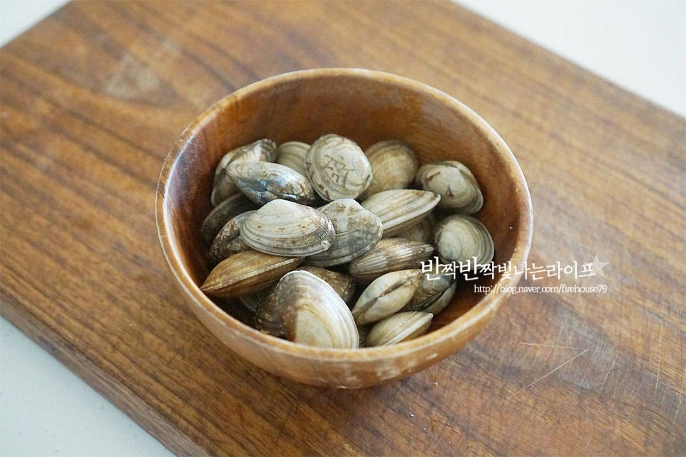 바지락은 소금물에 두세 시간 미리 해감 손질하여 깨끗하게 씻어주었어요. 조개 그대로 넣으셔도 좋고 살만 발라진 것을 넣어도 좋아요. 바지락 특유의 시원한 감칠맛이 냉이의 향긋함과 잘 어울린답니다~