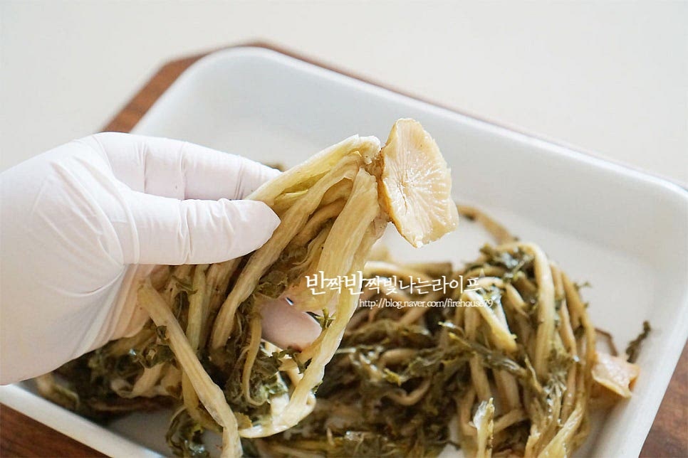 유명한 양구 시래기가 좋아 보여 삶아진 것을 사 왔어요. 시래기요리를 하기 전 먼저 손질을 해주는 것도 중요한데요. 무 부분은 잘라내어 줍니다. 줄기 부분은 만져보면 질긴 섬유질이 보이는데요. 투명한 껍질을 벗겨줍니다. 끝부분을 따라 쭈욱 당겨주면 자연스럽게 벗겨진답니다. 이 부분이 식감이 질기기 때문에 제거하고 만들어 드시면 식감이 더 좋아요. 가지런히 놓은 뒤 먹기 좋게 썰어줍니다. 4~5cm로 먹기 좋게 잘라줍니다. 대파와 고추는 송송 썰어주어요. 청양고추가 약간 들어가면 칼칼하니 맛깔나답니다.