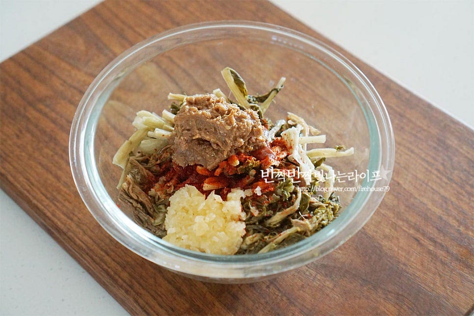 볶음을 만들기 전에 밑간을 하여 조물조물 버무려줍니다. 밑간해서 만들면 간이 더 잘 스며들어 맛있게 드실 수 있어요. 된장 2 큰 술, 고춧가루 1 큰 술 고추장 1 작은 술, 간 마늘 1 큰 술 참치액 1 작은 술 넣어줍니다. 된장은 염도에 따라 간을 맞추어 주세요. 맛궁합이 좋은 된장으로 만들면 구수한 맛도 더 깊게 잘 어울린답니다~ 먼저 버무려준 뒤 들기름 2큰술 같이 넣어줍니다. 들기름이 들어가면 구수함이 배가 되어요^^