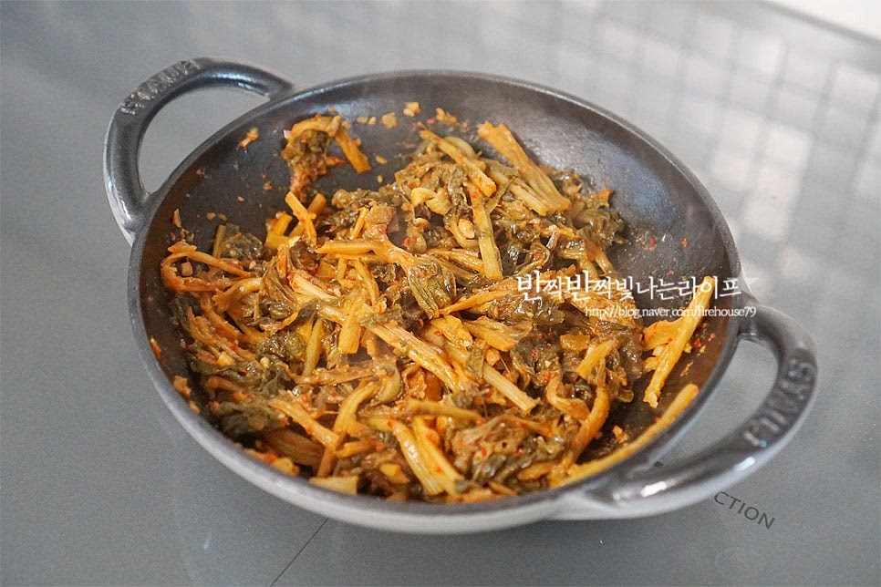 달군 팬에 밑간 한 무청을 넣고 가볍게 1~2분 볶아줍니다. 멸치 다시마 육수를 자박하게 부어줍니다. 육수 대신 쌀뜨물도 좋아요. 냄비나 화력에 따라 육수 양은 조절해 주세요. 자작하게 졸이면서 볶아줍니다. 수분이 날아가며 어우러지면 들깨가루 2~3 큰 술 넣어줍니다. 들기름+들깨가루 조합이 구수함을 확 살려준답니다. 맛있게 익으면 대파와 고추를 넣고 가볍게 볶아 마무리해요. 겨울이 되면 먹던 맛이라 추워지면 이 맛이 생각이 나는데요. 구수하고 자박하게 시래기된장지짐을 만들면 밥도둑 예약입니다~ 영상도 같이 담았어요. 구수하면서도 매콤한 맛이 어우러져 맛있게 즐기기 딱 좋아요. 시래기나물볶음 맛있게 만들어 드세요^^ 끄읕 !