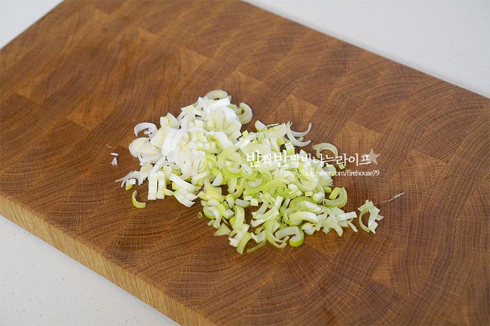 향미를 더해주는 대파는 잘게 다져 썰어줍니다. 대파는 레시피 정량보다 더 넉넉하게 넣어주셔도 좋아요.