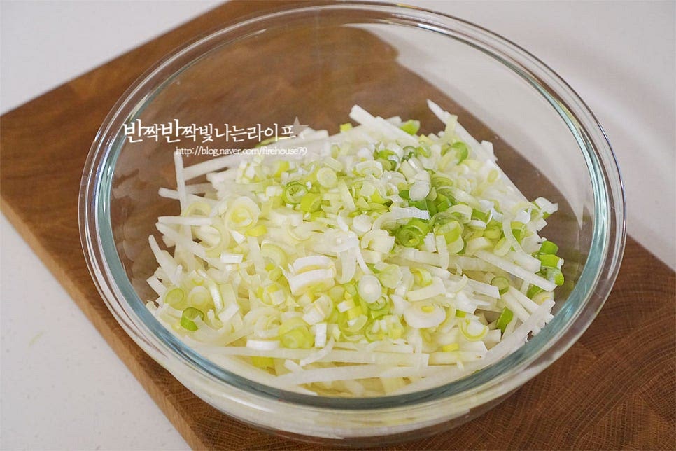 넉넉한 크기의 볼에 무채와 대파를 넣어줍니다. 기본손질이 끝나면 이제 버무려주면 완성이랍니다. 어려울 것 같지만 새콤달콤 매콤하게 간만 잘해주면 생각보다 간단해요. 빨간색을 내기 위해 고춧가루를 먼저 버무리기도 하는데 백종원 무생채는 고운 것을 넣어 만들며 한 번에 모두 넣고 버무립니다. 간혹 무가 쓴맛이 나거나 여름에 만들 때는 설탕과 식초에 절인 뒤 요리해도 좋아요. 황설탕 2 큰 술, 식초 1/4컵 고운 고춧가루 1/4컵, 간 마늘 1 큰 술 깨소금 1 큰 술, 액젓 1/3컵을 부어줍니다. 이때 간생강을 손톱크기만큼 아주 약간 넣어주면 향미를 더해주어 더욱 맛있게 요리할 수 있어요. 액젓과 꽃소금은 간을 보아가며 조절하여 넣어주고 무의 단맛에 따라 설탕량을 맞추어주세요. 꽃게액젓으로 만들었는데 멸치, 까나리 모두 가능합니다. 조물조물 버무려 무쳐줍니다. 처음에는 무가 부서질 것 같지만 양념에 절여지면서 탄력이 생기고 아삭해집니다. 1차로 무친 뒤 간을 보고 약간 짭짤한 정도로 액젓과 소금을 조절해 주세요. 바로 버무렸을 때 짠맛이 적당하면 시간이 지나면서 무에서 수분이 나오기 때문에 싱거워질 수 있어요. 그렇기 때문에 간간한 정도로 버무리고 10~15분 있다가 다시 간을 확인하면 됩니다. 간을 맞추어 버무린 뒤 밀폐통에 담아 냉장고에 넣고 숙성하여 먹음 되어요. 양념이 자작하게 잠기도록 담으면 맛있게 맛볼 수 있어요. 아삭아삭한 식감과 매콤한 감칠맛과 새콤달콤하게 맛있게 완성입니다. 마지막에 통깨 솔솔 뿌려주면 더욱 먹음직스럽답니다. 영상도 같이 담았어요. 무우생채만들기 조리과정은 무를 가늘게 채를 썰어 양념에 버무려 완성합니다. 액젓을 넣고 만들어 감칠맛도 깊고 맛도 좋답니다. 백종원 무생채 만드는법 새콤달콤 맛있게 요리해드세요. 끄읕 !