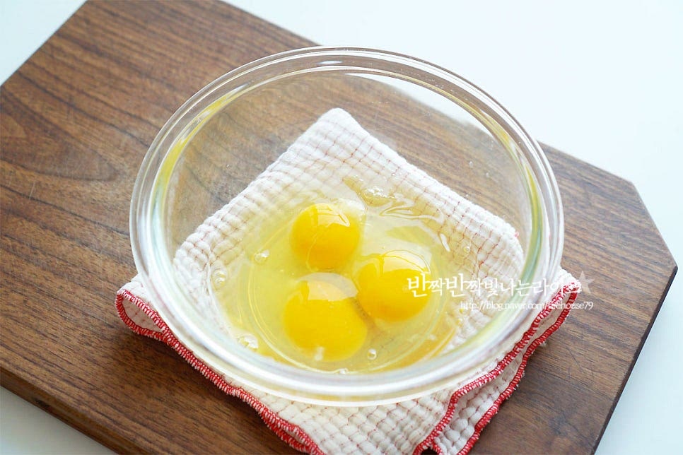 볼에 달걀 3개를 깨뜨려줍니다. 아침메뉴로 계란은 다양하고 간단한 요리로 즐기기도 좋고 든든하게 영양을 챙기기도 딱이죠~ 간을 해주는데요. 소금과 함께 설탕을 넣어주어 맛의 밸런스를 맞추어줍니다. 저는 소금 1/2 작은 술 황설탕 1/2 작은 술 넣어주었는데 입맛에 따라 양을 가감해 주시면 됩니다. 우유 80ml를 넣어줍니다. 계란스크램블을 만들 때 부드러운 식감을 살려주기 위해 우유나 마요네즈를 넣곤 하는데요. 우유가 들어가면 확실히 보드라운 식감이 좋아요~ 젓가락으로 잘 저어 섞어줍니다. 체에 따로 거르지 않고 이렇게 섞어주기만 해도 잘 어우러져요.