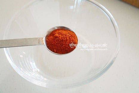 넉넉한 크기의 볼에 양념재료를 넣어줍니다. 고추장 1 큰 술, 고춧가루 1 큰 술 매실액 1 큰 술, 조청(물엿) 1 큰 술 간장 1 작은 술, 황설탕 2/3 작은 술 참기름 1 큰 술, 통깨 약간 넣어줍니다. 적당히 빡빡한 농도로 섞어야 양념장이 골고루 어우러집니다. 입맛에 따라 단맛과 매운맛은 조절하고 새콤하게 먹고 싶다면 식초를 조금 넣어도 됩니다. 장맛에 따라 싱겁거나 짤 수 있어요. 재료 본연의 알싸한 향이 있어 마늘이나 대파와 같은 향신재료는 넣지 않았습니다.