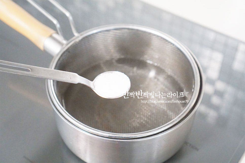 냄비에 잠길 정도로 물을 붓고 끓어오르면 소금 1 작은 술을 넣어줍니다. 소금을 넣으면 색을 선명하게 해주고 살균효과와 부드럽게 해줍니다. 끓는 상태로 손질한 마늘쫑을 넣어줍니다. 아삭한 식감을 맛볼 수 있도록 데치기 위해 살짝만 데쳐줍니다. 30초 내외로 데친 뒤 건져내어 찬물로 잔열을 식혀줍니다. 억센 정도에 따라 시간을 조절해 주는데 아린 매운맛을 잡고 적당하게 식감이 있는 게 맛나요.