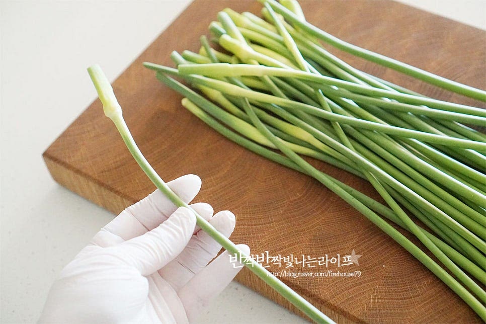 마늘의 알싸한 향이 있지만 그만큼 맵지 않으며 아삭아삭한 식감과 먹을수록 달큰해서 반찬을 만들어먹음 별미입니다. 너무 억세지 않으며 일정한 굵기의 줄기를 준비해요. 끝부분을 가지런히 올려놓고 잘라서 다듬어줍니다. 한입에 집어먹기 좋도록 4~5cm 길이로 썰어줍니다. 위쪽의 억센 대부분은 잘라내어줍니다.