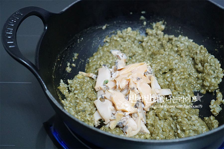 잘라놓은 살을 넣고 같이 볶아줍니다.