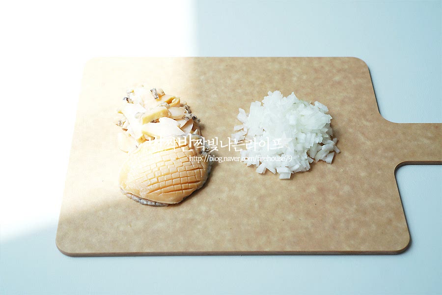 전복 6마리 중 2마리는 플레이팅 하면서 위에 올려줄 것이고, 나머지 4마리는 먹기좋은 크기로 잘라줍니다. 위에 올릴 전복은 격자로 칼집을 내어 준비해주세요. 이건 나중에 버터에 살짝 구워줄거에요. 양파는 잘게 다져 준비해주구요.