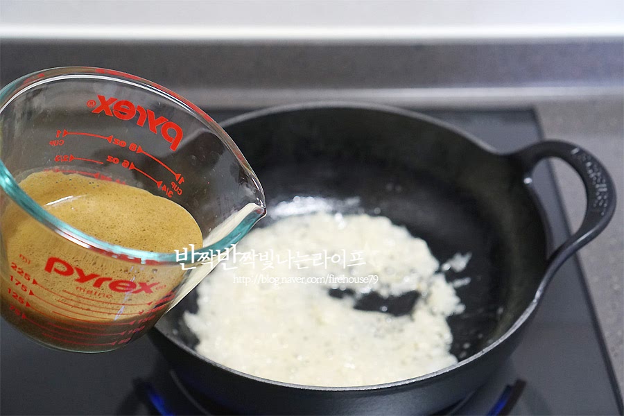 마늘, 양파향이 올라오면 갈아놓은 전복 내장을 넣고 함께 복아줍니다. 이 때 내장의 비린내를 잡아주기 위해 화이트와인을 넣어 주세요. 와인이 없다면 청주를 넣어주셔도 됩니다.