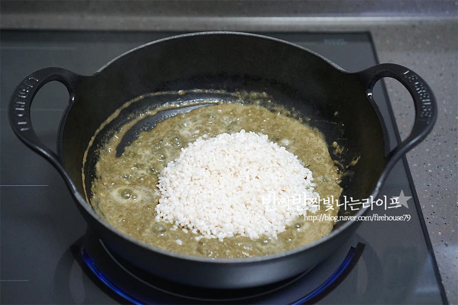 내장을 조금 볶다가 불려둔 쌀을 넣고 볶아주세요. 쌀알이 약간 투명해질 때 까지 볶아주세요. 전복리조또는 쌀알이 식감도 중요한데 먼저 볶아주어야 쌀에 간도 베이고 식감을 살려준답니다.