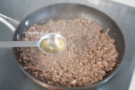 고슬하게 소고기볶음이 만들어지면 맛술 1½ 큰 술, 알룰로스 1 큰 술을 넣어줍니다. 알룰로스는 설탕이나 올리고당으로 대체 가능해요. 고추장 7 큰 술을 넣고 뭉치지 않게 풀어줍니다. 센 불에서는 눌어붙거나 타기 쉬우니 불을 중약 불로 낮추어 볶아줍니다. 걸쭉한 농도가 되면 꿀 1 큰 술을 넣고 마무리해요. 꿀은 마지막에 넣어 은은한 단맛과 영양 손실을 막아줍니다. 단맛은 입맛에 맞게 조절해 달짝지근하면서 매콤한 풍미를 더해줍니다. 뜨거울 때는 묽은 듯 걸쭉해 보이지만 식으면서 조금 더 되직해지니 적당하게 촉촉한 정도로 볶아줍니다. 마지막으로 통깨 약간 넣어주었는데요. 참기름은 먹기 전에 넣어 고소한 맛을 살려줍니다.