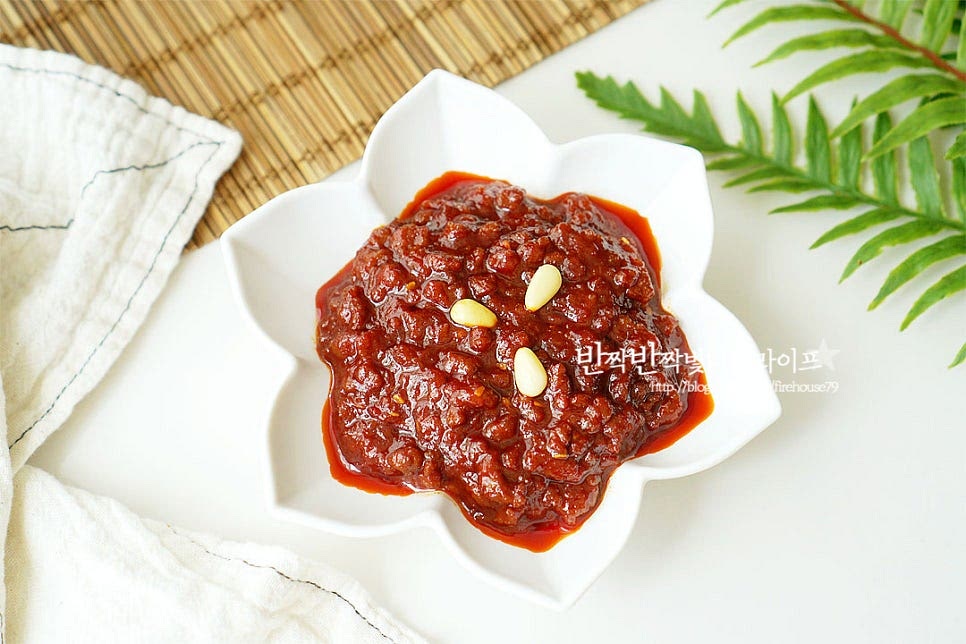 마지막에 잣을 올려 소고기 약고추장 만들기 완성입니다. 입맛에 따라 다진 견과를 넣어도 좋습니다. 만들어서 냉장고에 소분해 넣어두면 입맛 돋우는 반찬으로 든든합니다. 영상도 같이 담았어요. 다진소고기는 밑간해서 볶고 고추장과 단맛 재료를 넣어 매콤하게 입맛 돋우는 고추장에 은은한 달콤함이 느껴져 적당하게 감칠맛을 느낄 수 있답니다. 소고기고추장볶음 맛있게 요리해드세요. 끄읕 !