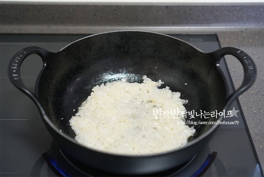 달궈진 팬에 버터를 넣고 다진 양파와 마늘을 넣어 볶아요. 향이 올라오는 정도로 볶아주세요.