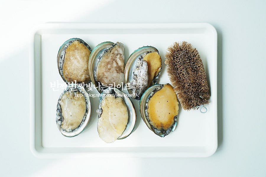 전복을 손질해주세요. 솔로 전복을 세척하고 껍질과 살 사이 부분에 밥숟가락을 넣어 분리해주세요. 자세한 전복 손질 방법은 아래 포스팅을 참고해주세요 ↓↓ 살을 분리한 뒤 입 부분의 이빨을 제거해주고 내장과 분리해주세요. 살의 옆 부분은 내장과 분리한 후 사이에 솔을 넣어 씻어주면 깨끗하게 손질할 수 있어요. 살과 내장을 분리해 준비해요. 내장이 같이 들어가야 더 진하고 고소하기 때문에 이렇게 따로 준비해준답니다.