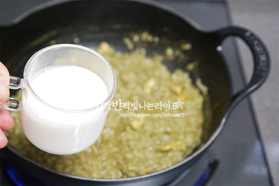 쌀알이 거의 다 익어갈 때 생크림 반컵을 넣고 같이 볶아주세요. 마지막엔 파마산치즈까지 갈아 넣어주면 전복리조또 만들기 완성입니다. 기호에 따라 간은 소금으로 해주고, 후추도 톡톡 뿌려주세요. 칼집을 넣어둔 살은 버터에 살짝 구워 리조또 위에 올려주세요. 먹음직스러운 플레이팅이 완성된답니다. 탱글 쫄깃한 전복의 식감과 부드럽게 씹히는 쌀알의 식감 이 두가지가 조화로워요. 리조또 만의 고소한 매력이 있어요. 레시피 영상도 함께 담았어요 :) 버터향과 내장이 어우러져서 부드럽고 고소해요. 역시 내장이 들어가줘야 더 깊고 진한 맛이 나는 것 같아요. 마지막에 넣은 파마산치즈가 더해져 풍미가 더 좋아요. 리조또 만들기에 치즈는 꼭 넣어주세요. 쌀을 익힐 때 육수를 조금씩 넣어서 감칠맛과 간도 잘베이고 씹히는 식감도 좋아요. 쌀대신 밥을 넣어도 되는데 꼬들밥으로 만들어야 식감이 더 좋아요. 가끔 아이용은 밥으로 만드는데 간단하게 만들 수 있어 편해요. 한그릇 먹고나면 든든한 메뉴에요. 특별한 날이나 손님 초대음식으로도 맛과 비주얼이 좋아요. #전복리조또 만들기 레시피로 맛있는 식사했어요. 구이나 죽으로 요리하는 익숙한 방법도 좋지만 때론 버터, 치즈향 덮은 고소한 리조또 만들기도 매력있어요. 면역력에도 도움이 되는 건강한 메뉴라 지금 같은 시기에 만들어 먹기에도 좋답니다. 끄읕 !