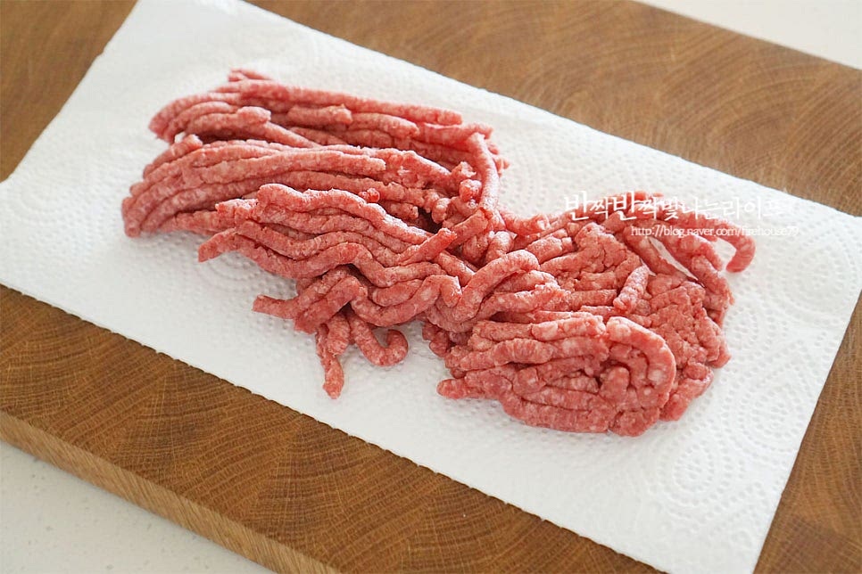 누린내가 나지 않게 다진소고기는 키친타월로 핏물을 제거해 줍니다. 식감과 은은한 단맛 향미를 더해주는 향신 재료인 양파와 대파는 잘게 다져썰어줍니다. 고추장은 그 자체로도 간이 되어있기 때문에 소고기에 밑간을 따로 해줍니다. 진간장 1/2 큰 술, 황설탕 1/2 큰 술 매실액 1 작은 술, 간 마늘 1 큰 술 생강술(청주) 1 큰 술을 넣어줍니다. 잘게 다진 양파와 대파도 넣어주고요. 재료가 뭉치지 않고 간이 어우러질 수 있도록 골고루 섞어줍니다.