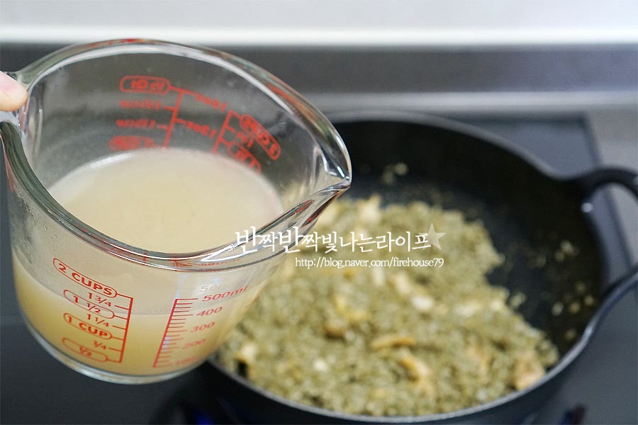 쌀알이 투명한 빛이 보이면 닭육수를 조금씩 넣어가며 익혀주세요. 한번에 육수를 왕창 넣으면 식감이 죽처럼 되니 조금씩 볶으면서 넣어주세요. 리조또 만들기의 포인트입니다. 우려둔 닭육수가 있어서 넣어주었는데 없다면 간편하게 치킨스톡을 활용해도 좋고, 다시마육수를 내어 넣어도 되어요.