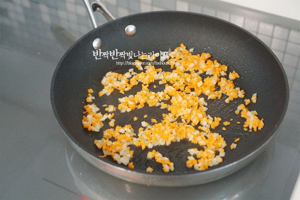 달군 팬에 식용유 약간 두르고 당근과 양파를 먼저 볶아줍니다. 소금 1꼬집 정도, 후추 약간 뿌려 재료의 수분을 날려 볶아주세요. 야채는 따로 덜어 담아두고 양념한 소고기를 볶아줍니다. 소고기 또한 불을 조절하여 수분을 날려 바싹 볶아요. 물기가 많으면 밥이 질퍽일 수 있습니다.