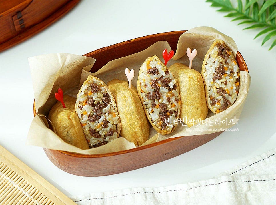 소풍 온 기분이 나도록 도시락에 담아 완성했습니다. 아이들이 하나씩 핑거푸드로 집어먹기 좋도록 꼬마 사이즈로 만들어서 먹기도 좋고 도시락에 쏙 들어갑니다. 요즘엔 사각이나 롤 형태로도 나오니 입맛에 맞게 준비해 만들면 다양하게 맛볼 수 있어요. 여러가지 토핑을 올려서 만들어 먹는 맛도 좋지만 어렸을 때부터 먹던 소고기 유부초밥이 기본으로 맛있는 것 같아요. 소고기와 야채는 수분을 날려 볶고 단촛물로 새콤달콤 감칠맛을 더해 유부 속을 채워주면 간단하게 완성입니다. 맛있게 만드는법 어렵지 않아요. 기본 레시피를 참고하여 든든하고 맛있게 만들어드세요. 끄읕 !