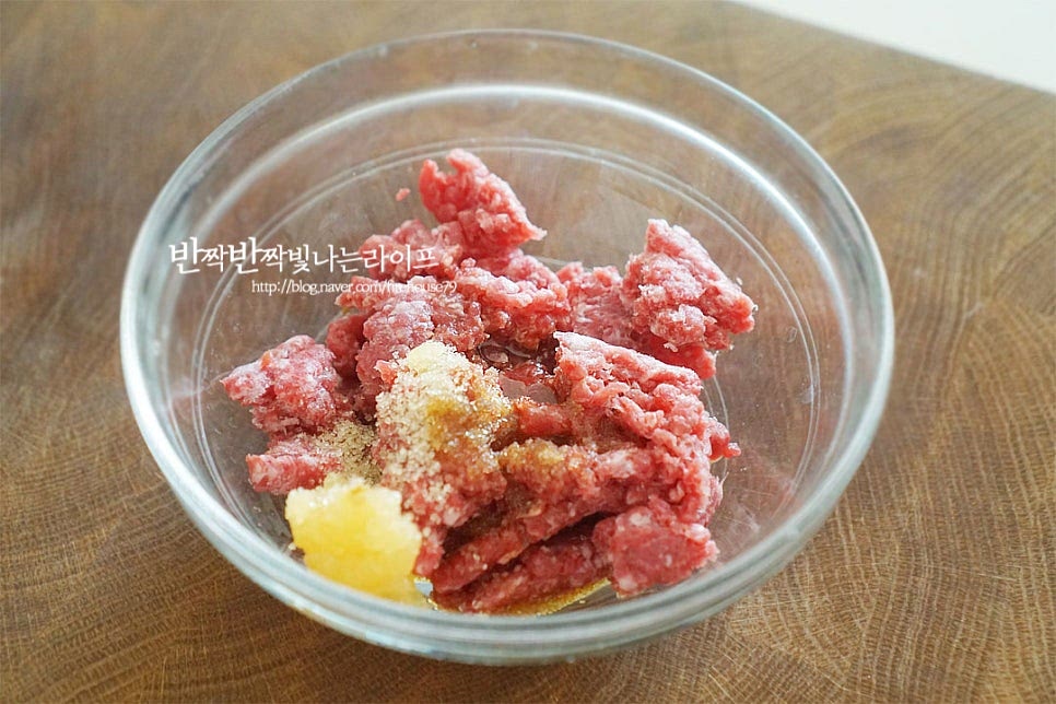 다진 소고기 90g 정도를 준비한 뒤 간장 양념에 밑간합니다. 불고깃감이나 국거리용을 잘게 다져 사용하셔도 좋고 저와 같이 다짐육을 넣어도 좋습니다. 넉넉한 크기의 볼에 담은 뒤 진간장 2 작은 술, 황설탕 1 작은 술, 맛술 1 작은 술, 간 마늘 1 작은 술, 참기름 1/2 작은 술, 후추 약간 넣어줍니다. 설탕이 녹아 어우러지고 간이 밸 수 있도록 버무린 뒤 다른 재료를 손질하는 동안 재워둡니다. 간에 따라 단맛과 짠맛은 조절해 주셔도 좋습니다.