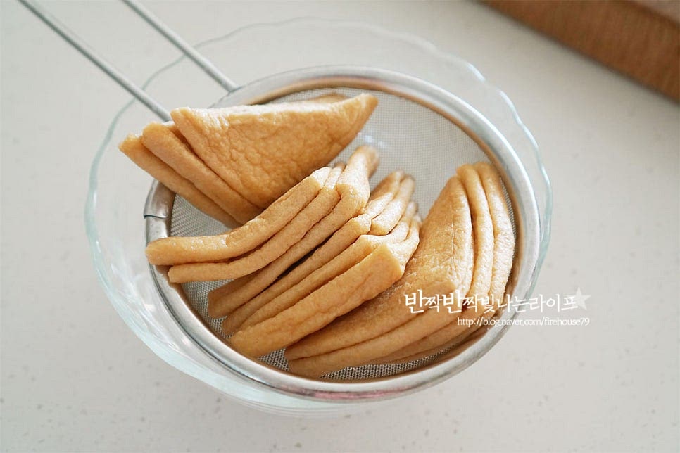 시판용 유부초밥 제품이 잘 나오기 때문에 따로 유부를 조미간하지않고도 간편하게 요리할 수 있는데요. 오늘은 소고기와 야채는 따로 넣어줄 것이라 유부와 초밥소스 두 가지만 사용했습니다. 절임양념에 재워진것을 꺼내어지그시 짜서 수분을 빼줍니다. 힘을 주게되면 찢어줄 수 있으니 적당히 촉촉한 정도로만 물기없이 준비합니다.